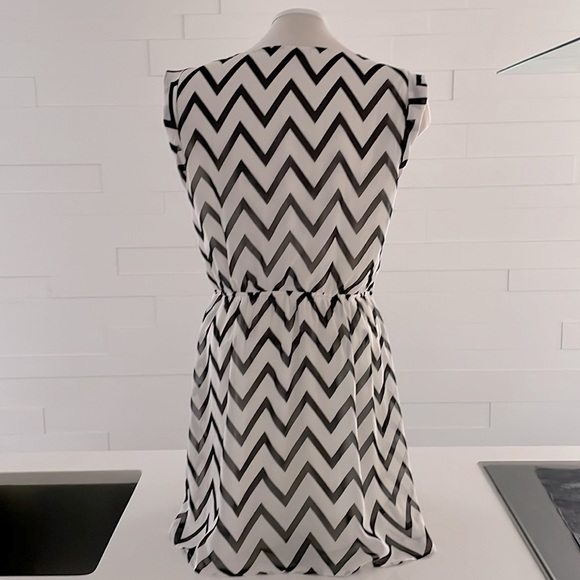 M Guess zig zag Black and White dress with pockets and front zip - Picture 5 of 13